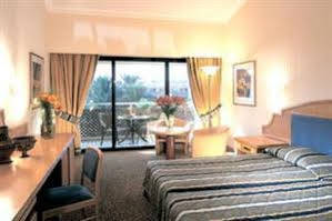 Отель Amathus Beach 5*